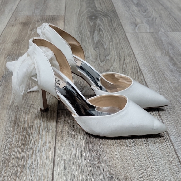 Badgley Mischka Size 6 Blaze White Satin Bow Stilettos - Picture 1 of 10